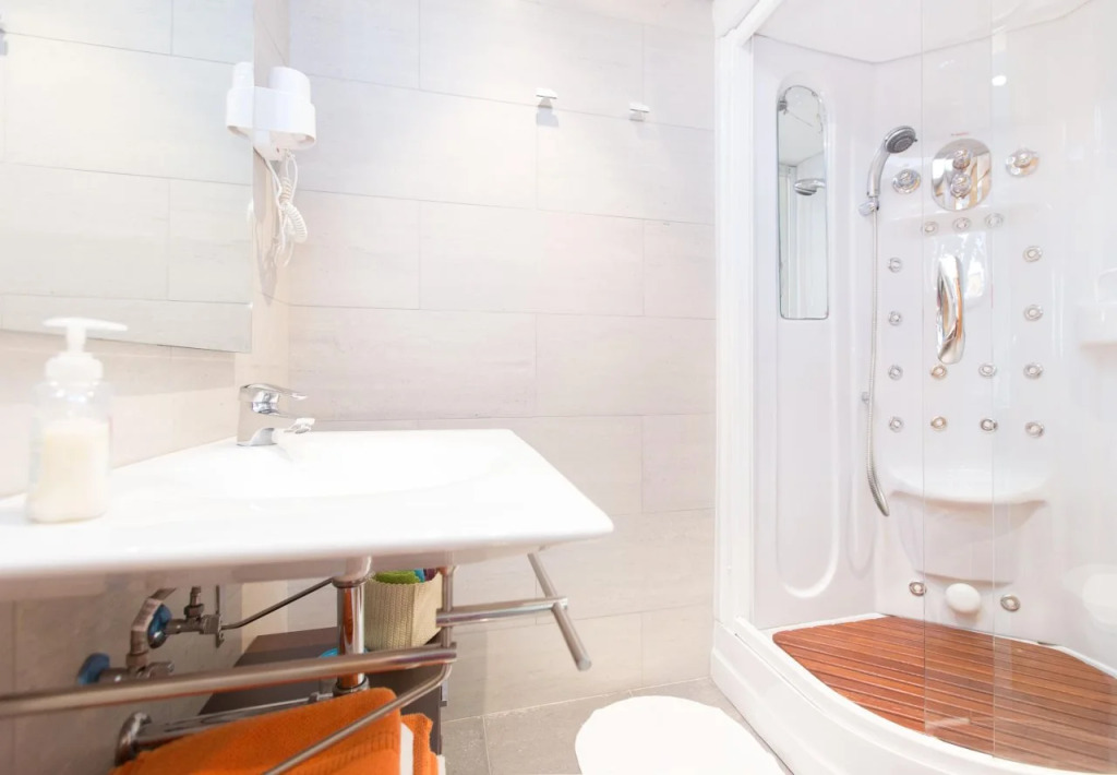 AinB Universitat Apartments