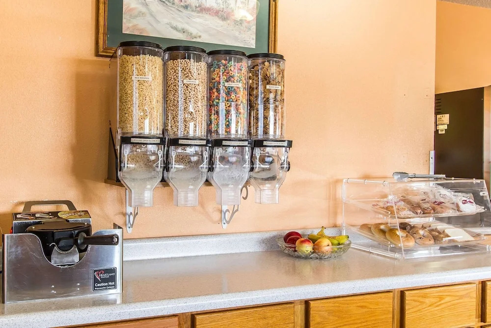 Econo Lodge Inn & Suites Pekin - Peoria Area