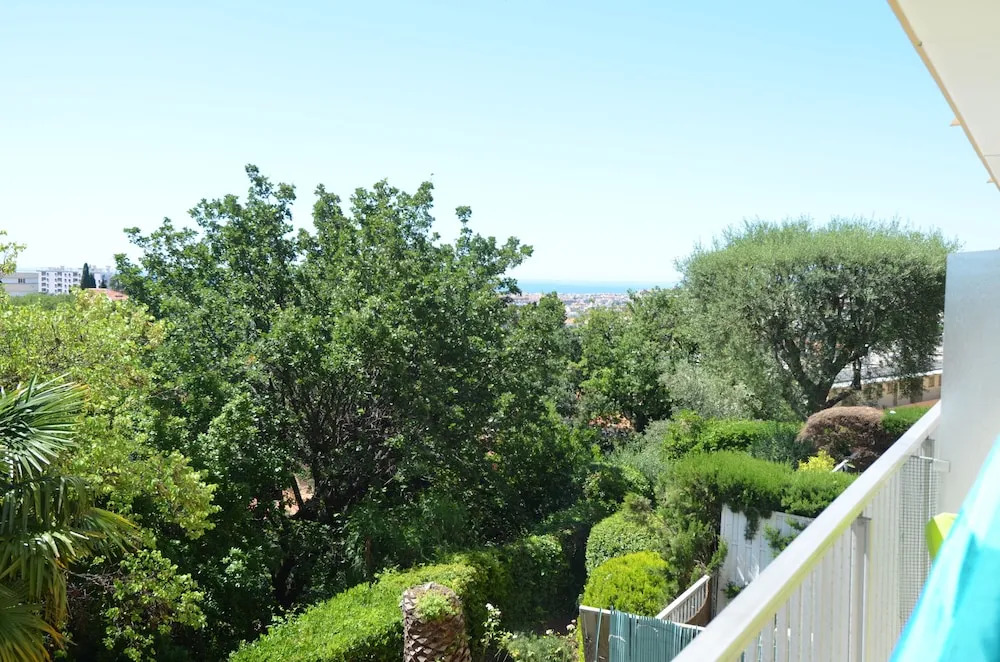 Large studio 4 persons with balcony Valrose district in Nice