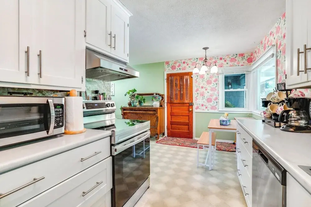 Family-friendly Cottage Grove Home w/ Fireplace!