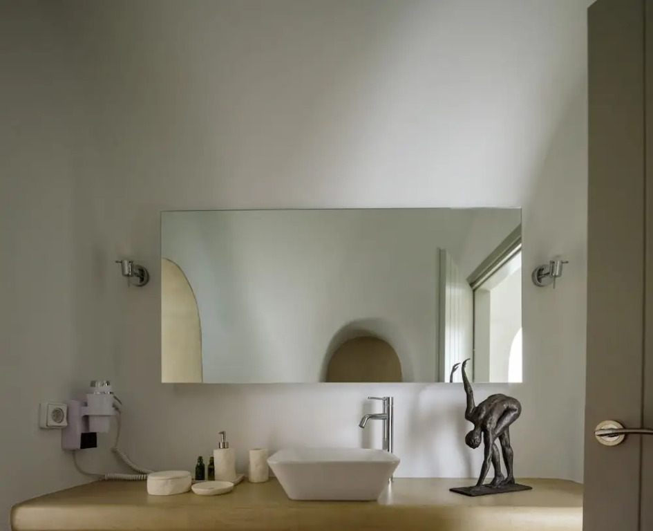 Oia Treasures Art Suites