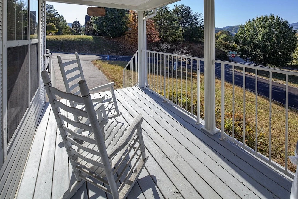 Our Tennessee Mountain Home - Great Location! Close To All The Action! 2 Bedroom Cabin by RedAwning