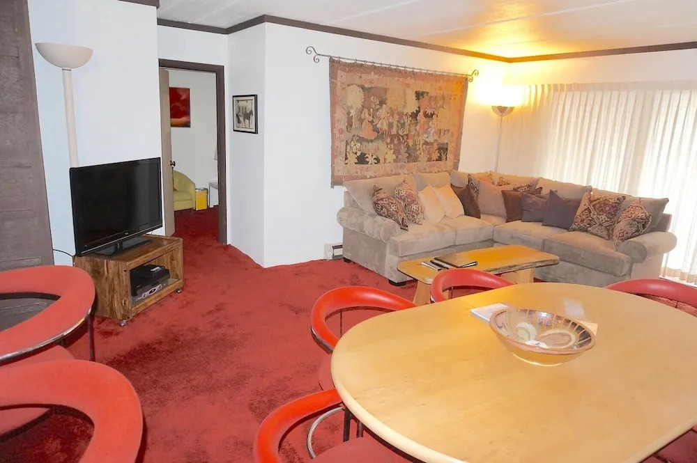 Lakeview 826 #109 - 2 Br Condo