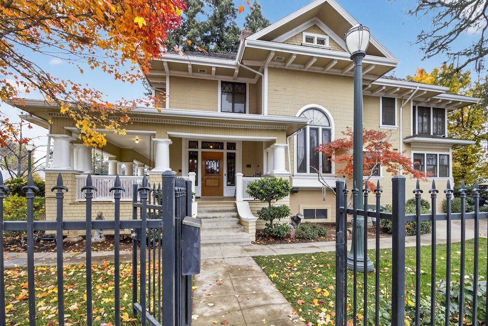 The Spalding House Comfort In Visalia 4 Bdrm Home Pets OK!