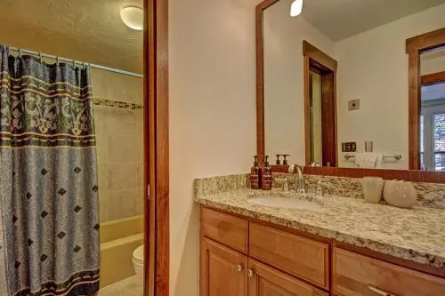 A208 Lake Cliffe Condos
