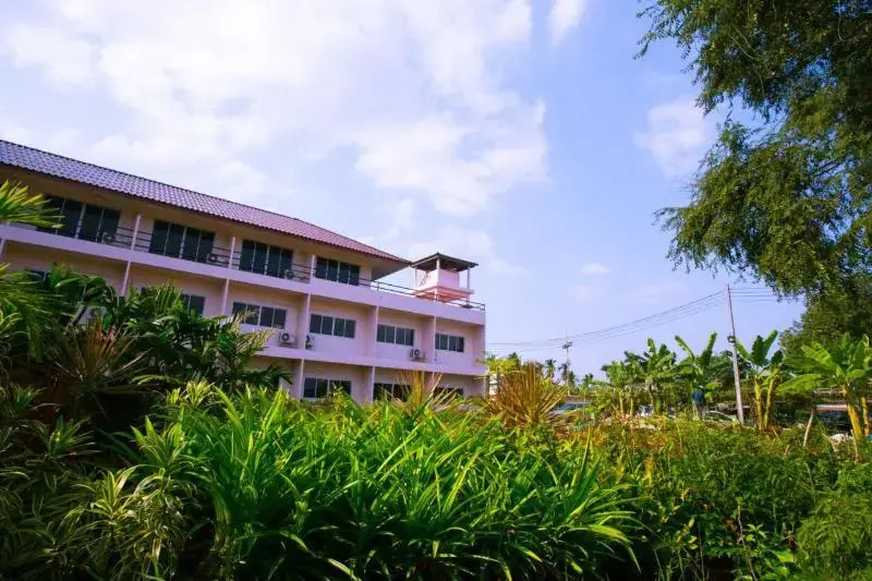 Be Fine Sabuy Hotel and Resort by ZUZU