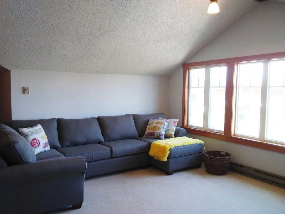 1881 Beach Dr