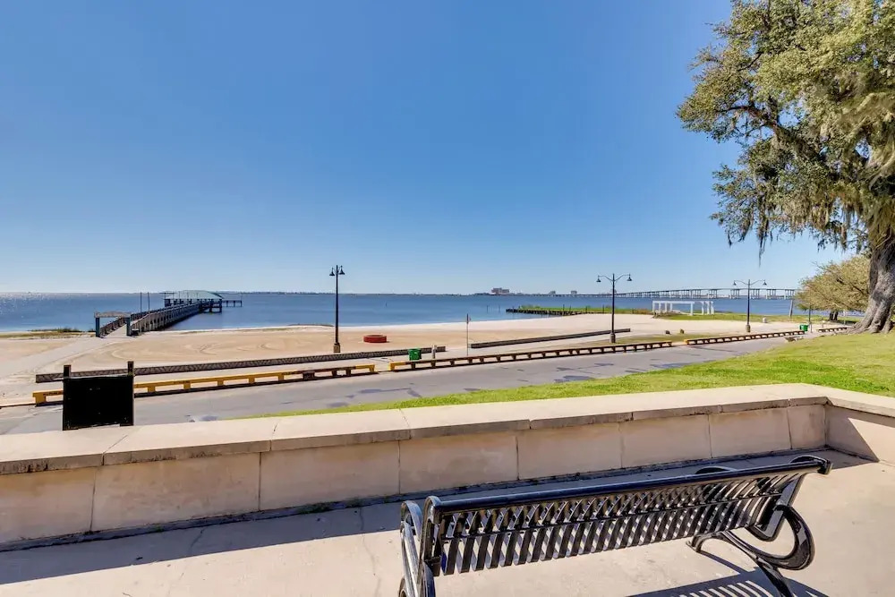 Harbor Oaks Haven: Walk to Front Beach & Downtown!