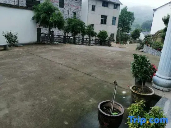 Tonglu Zhonghua Courtyard Homestay