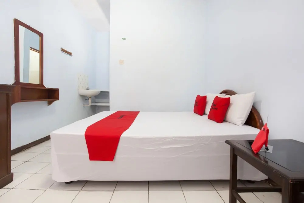 RedDoorz near Plaza Araya