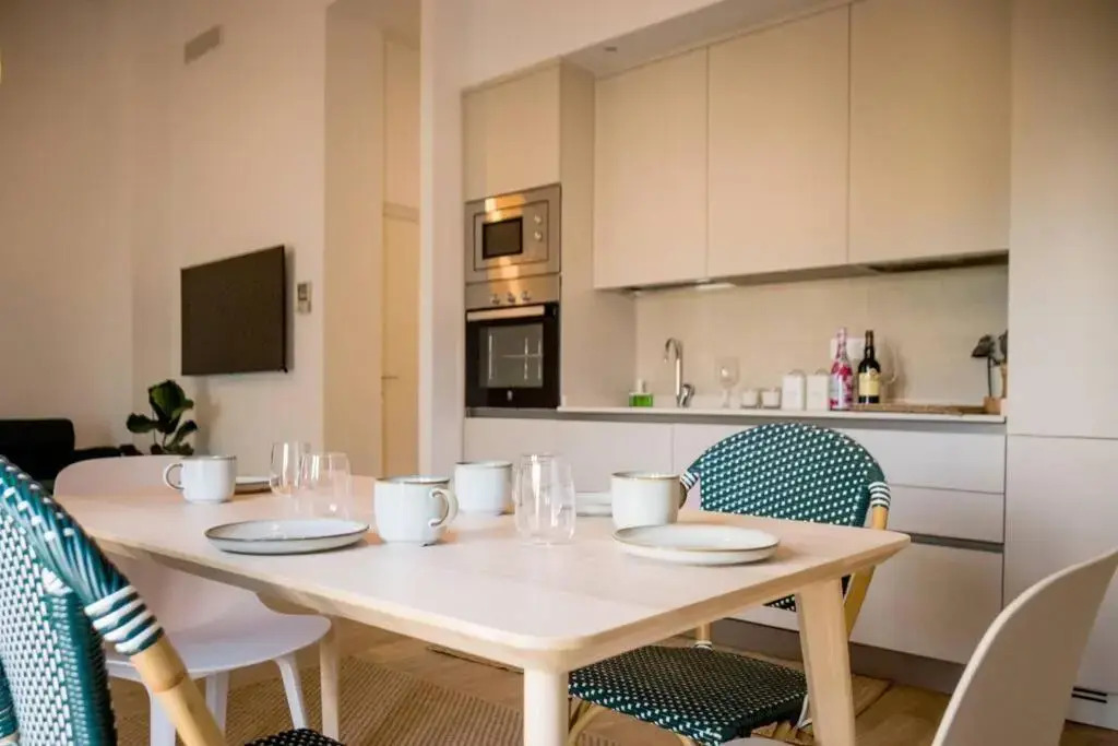 Fantastico apartamento recien renovado con piscina en la azotea, dos dormitorios y aparcamiento gratuito en la calle.