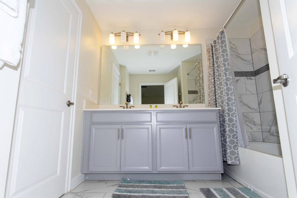 Luxurious 4 Bedroom w Screened Pool Close to Disney 1568