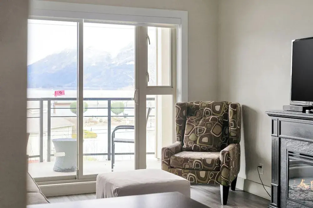 Lakefront Lux 2BR Symphony Of Comfort