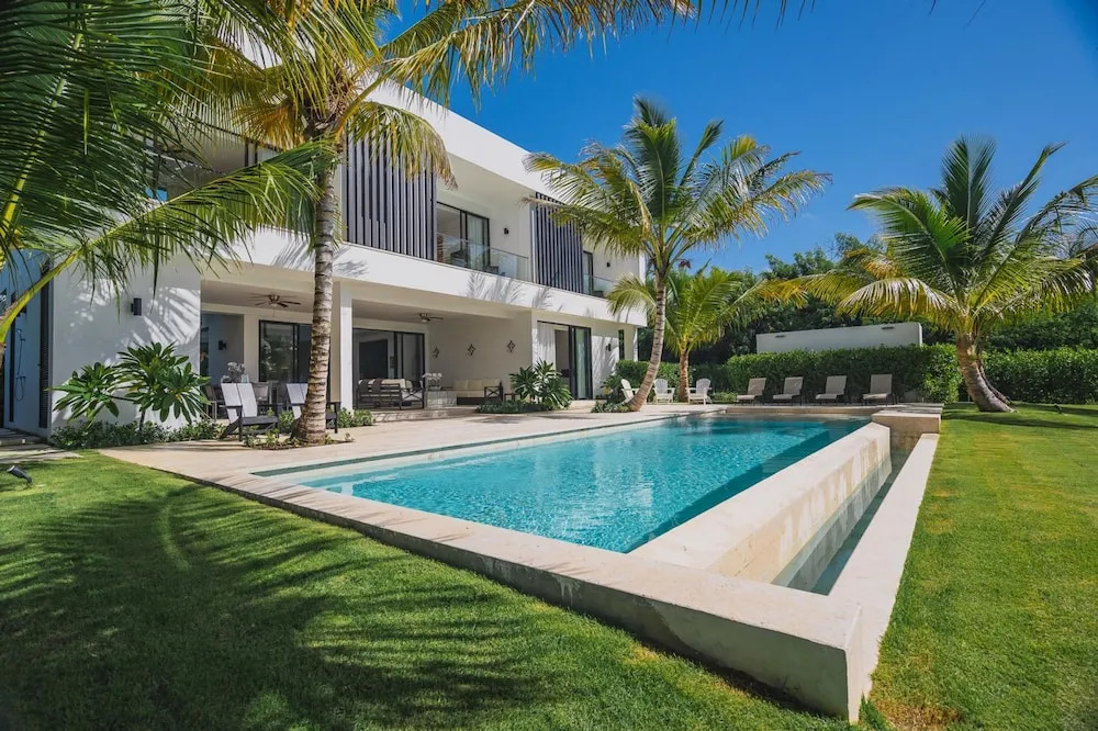 New Lake Front Villa in Golf and Beach Resort