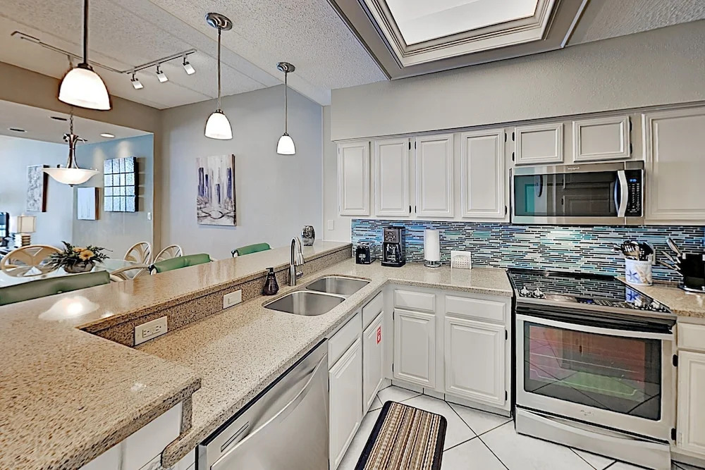 Plush Suntide Penthouse W/ Tennis, Pools & Gym 2 Bedroom Condo