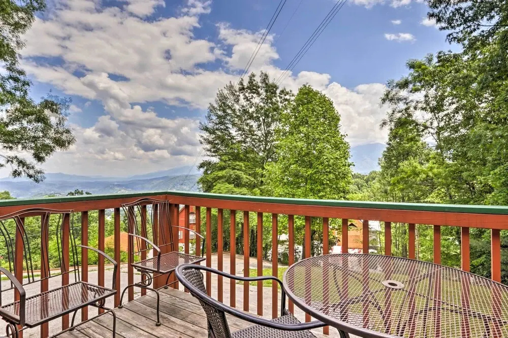 Gatlinburg Chalet: Hot Tub, Sauna + Mountain View