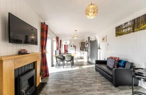 FAIRVIEW FARM Holiday Accommodation 14 Luxury Lodges, Cabins, Dog Friendly, Couples, Families, Hen Do, Brides, Bridesmaids, Wedding Guests, Retreat, Sleeps 2-70 in Ravenshead, Nottingham near Sherwood Forest, Games Rooms