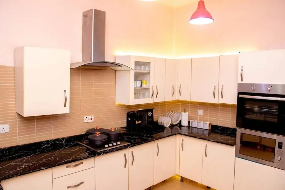 Luxury 4 BR Apt w Parking, Magodo Estate