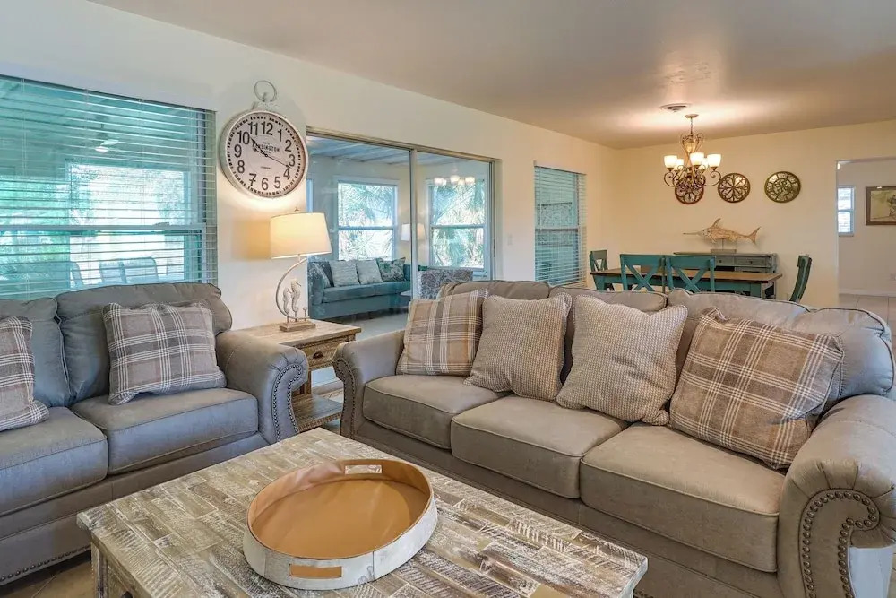 Pet-friendly Englewood Home - 4 Mi to Beach!