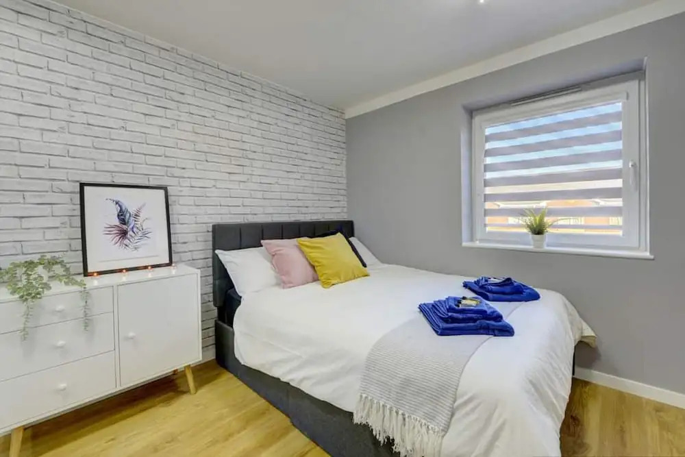 Stylish 2 bed House With Parking in Rugby