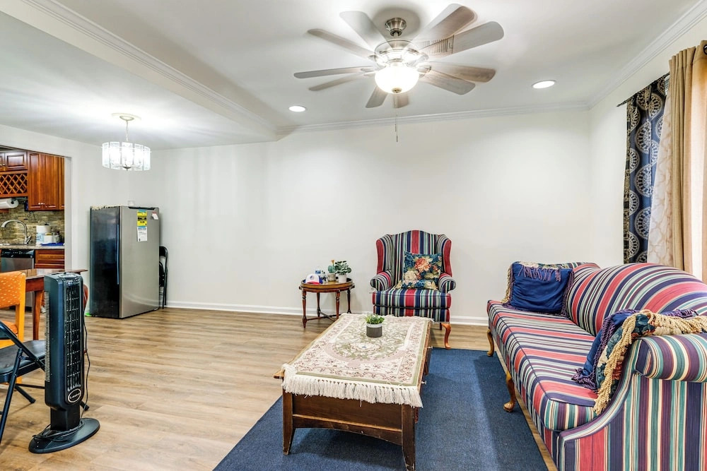3 Mi to Dulles Airport: D.c. Area Townhome