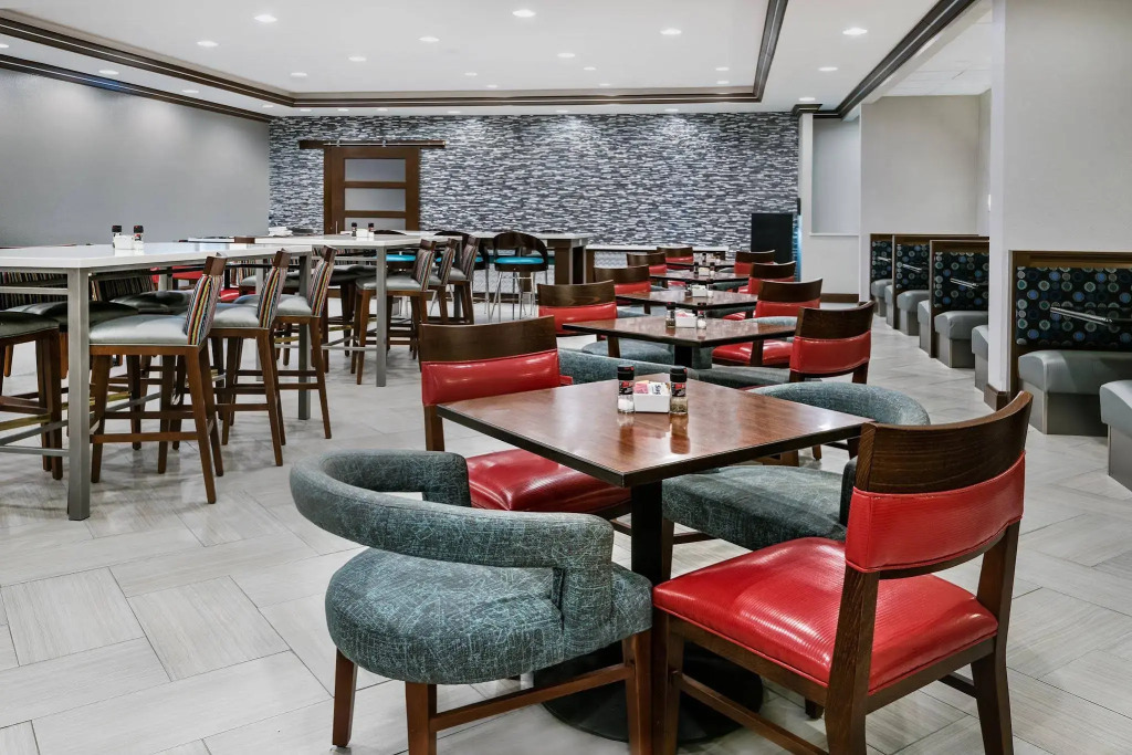 Holiday Inn & Suites College Station-Aggieland by IHG