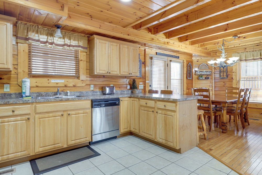 Family Haven w/ Hot Tub! 5 Mi to Dtwn Pigeon Forge