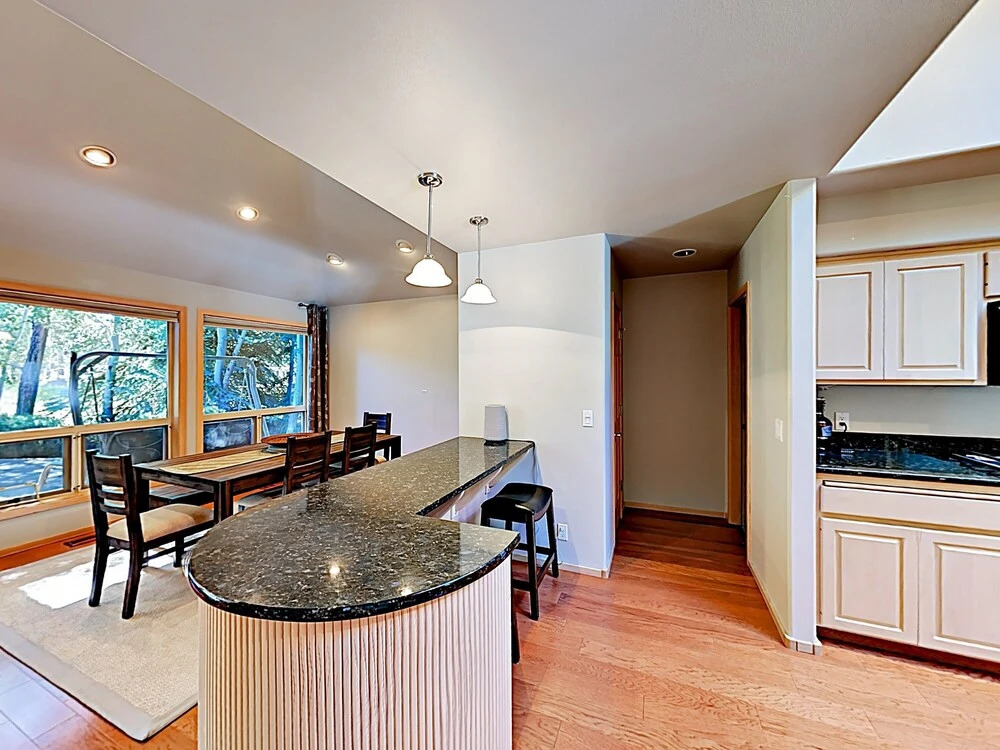 New Listing! Sunriver Gem On Woodlands Golf Course 3 Bedroom Home