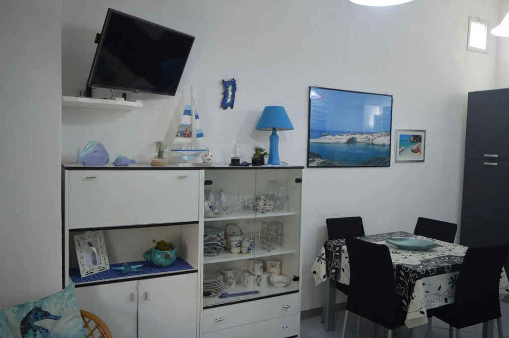 Holiday apartment in a small condominium 300 meters from the sea shore with sea view from the bedroo-Appartamento dei Gabbiani