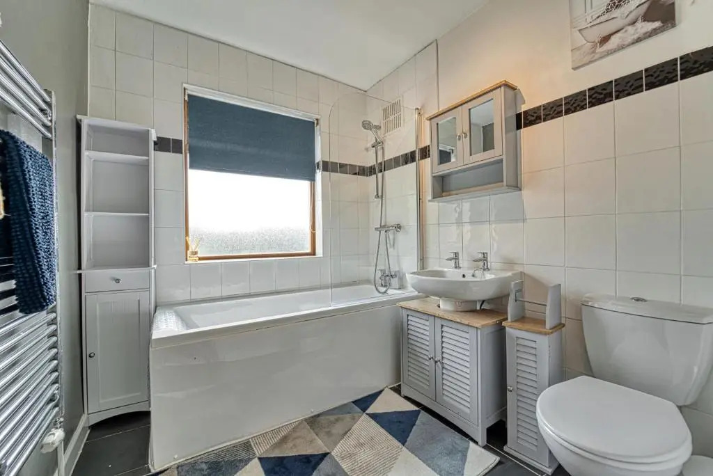 Cosy 3 Bedroom Home with Parking