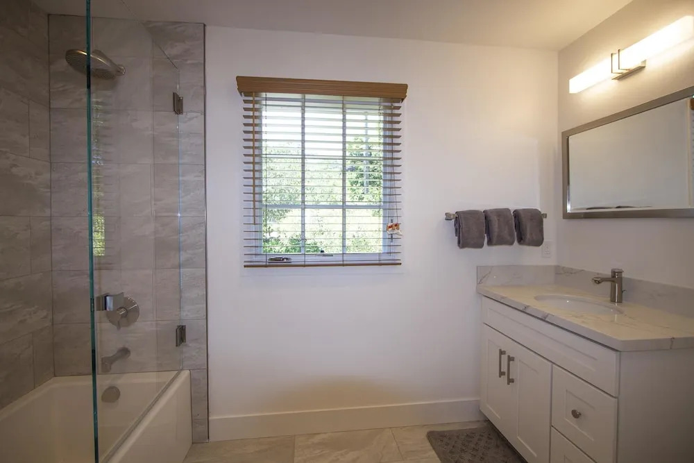 Beautifully Remodled 3/3 Walk To Shops, Restaurants, Close To World Class Golf