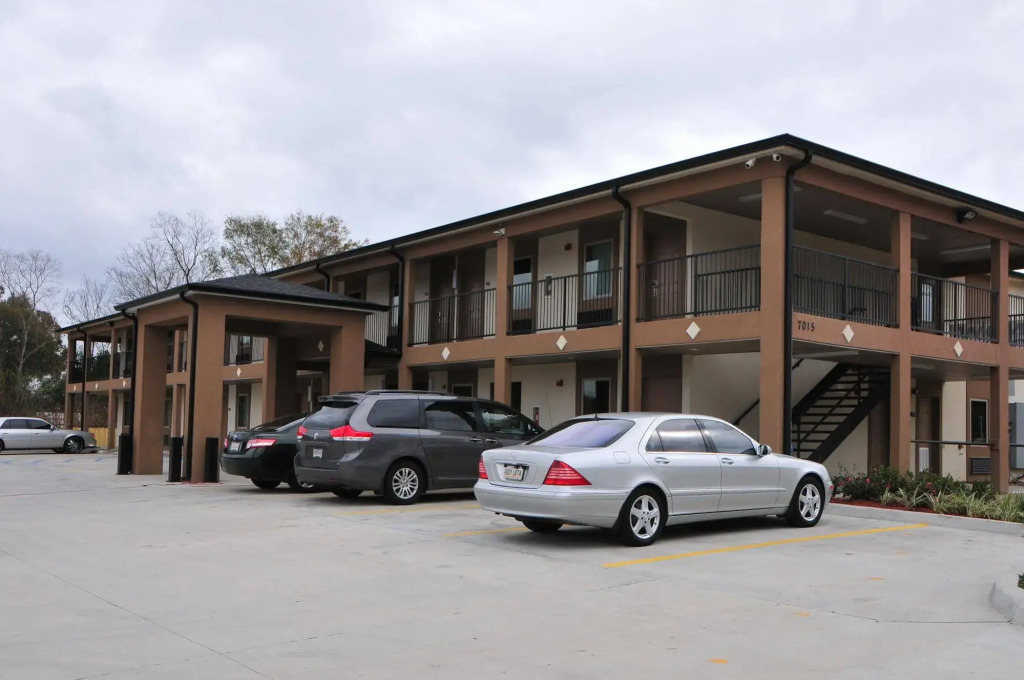Paradise Inn & Suites