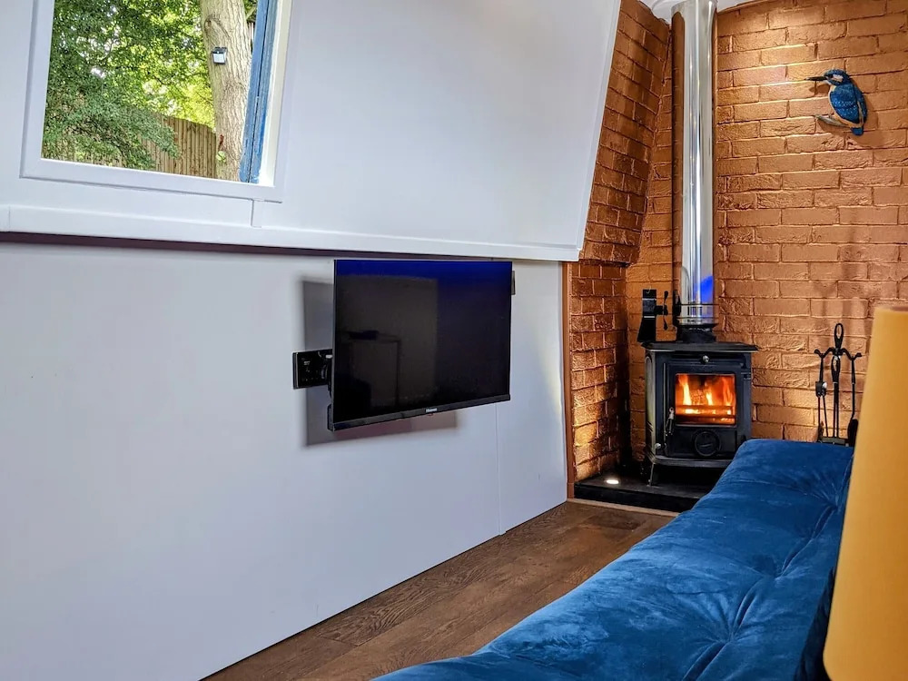 Narrowboat With Hot Tub, Spa, Cruising And More