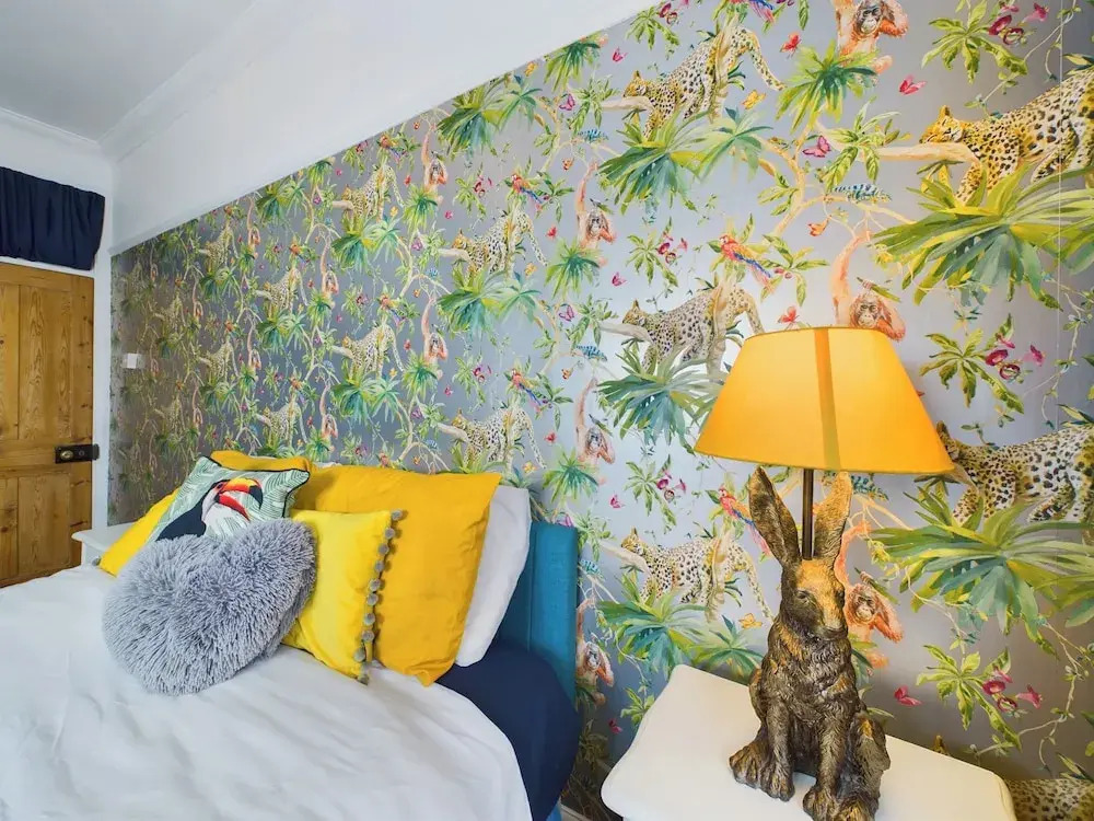 Unique 2 bed Leigh-on-sea- With Real Piano