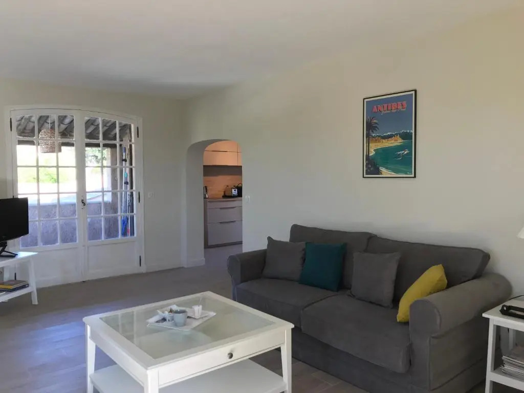 06D - Appartement spacieux avec terrasses, jardin et piscine