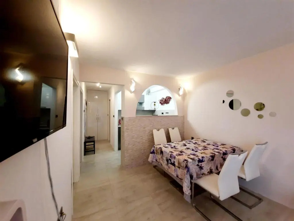 Split Symphony Garden: Modern, new Apartment (4+1), 5 min walk to ˝Firule˝ SAND BEACH, 12 min walk to CITY CENTER