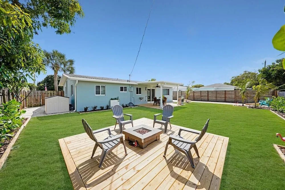 Mid-Century home near beach king bedbig backyard