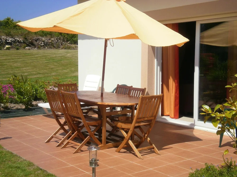 House With 4 Bedrooms in Plougrescant, With Wonderful sea View, Enclos