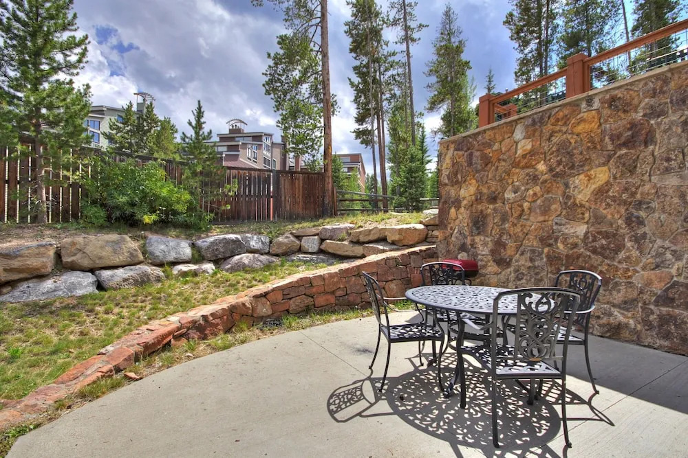 Cosmopolitan Decor + Spacious 3br In Downtown Breck Sleeps 8 3 Bedroom Townhouse by RedAwning