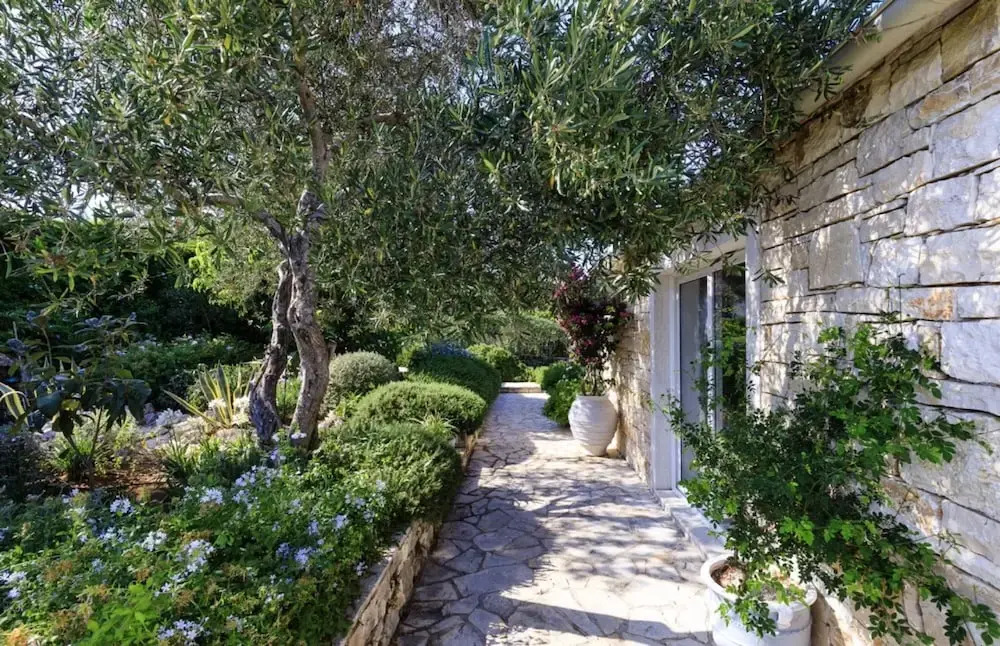 Juniper House - Charming 3 bed Villa With sea View