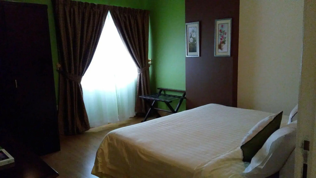 Royal Crown Suites