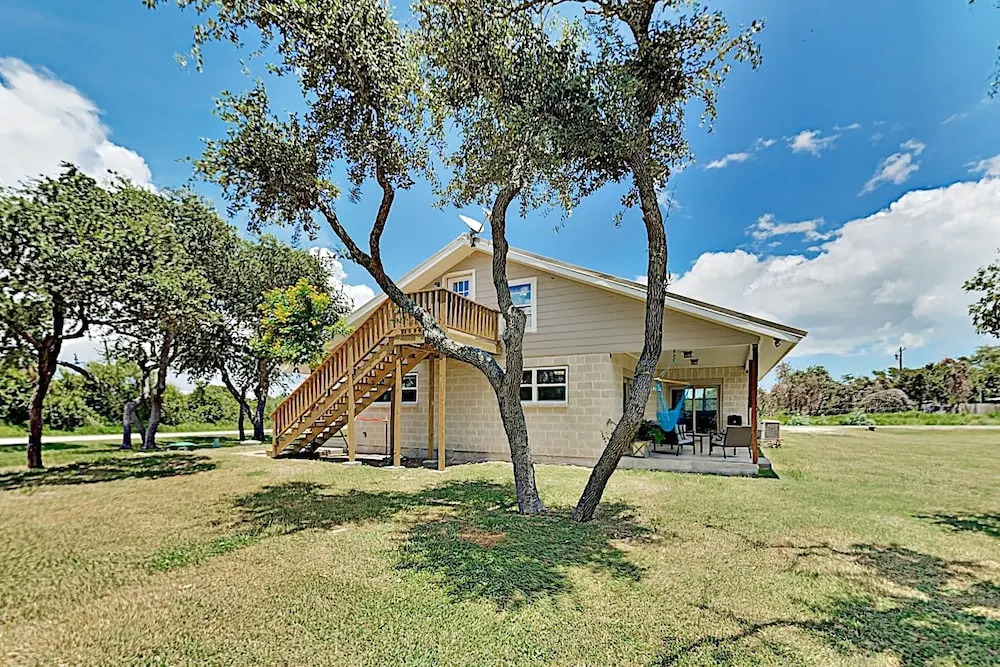 Deluxe Getaway: Big Corner Lot, Great Locale! 3 Bedroom Home