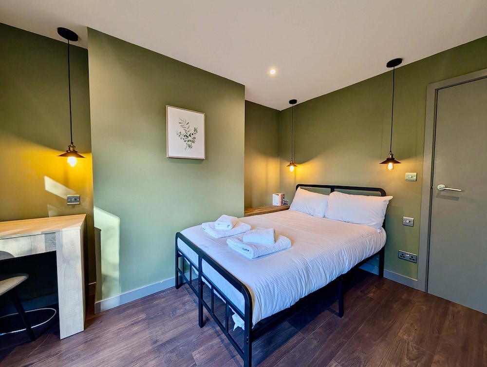 Charming Flat With Free Parking in Prime Location