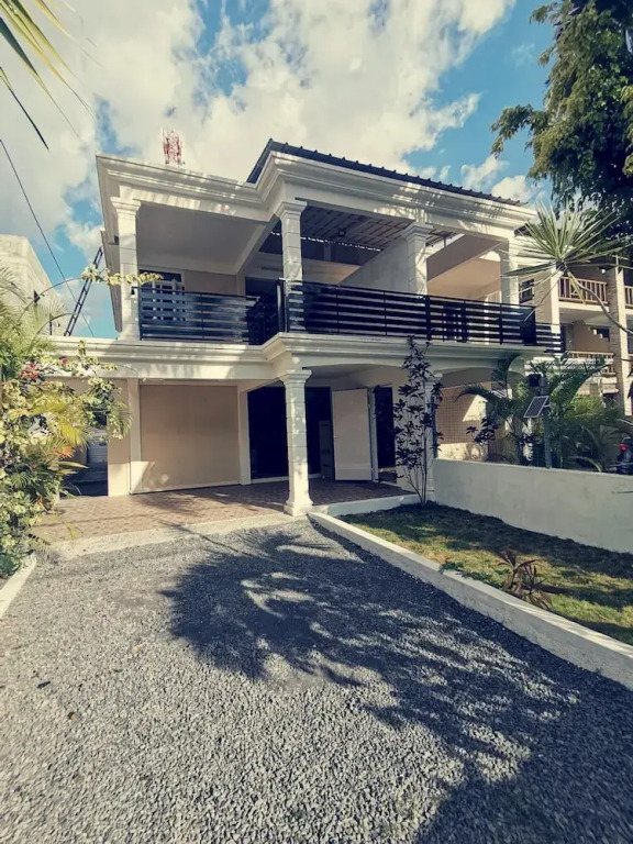 Cheerful 4-bedrooms beachfront home flic en flac