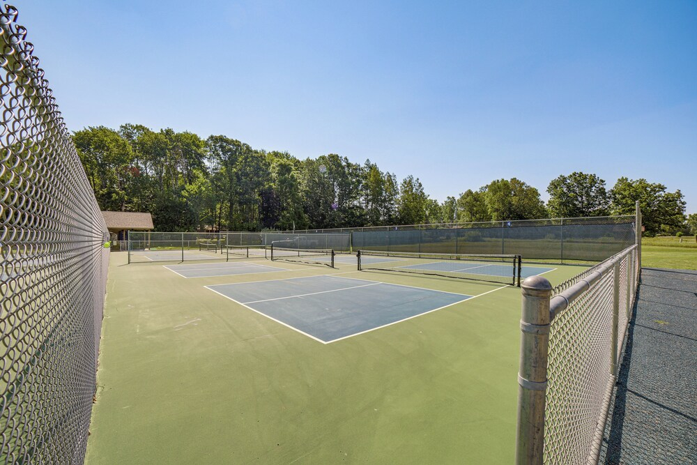 Lake Access, Pools & More: Family Home in Stanwood