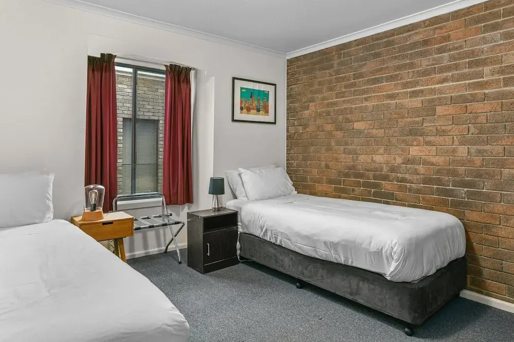 2-bed Townhouse Retreat in Sandy Bay With Parking