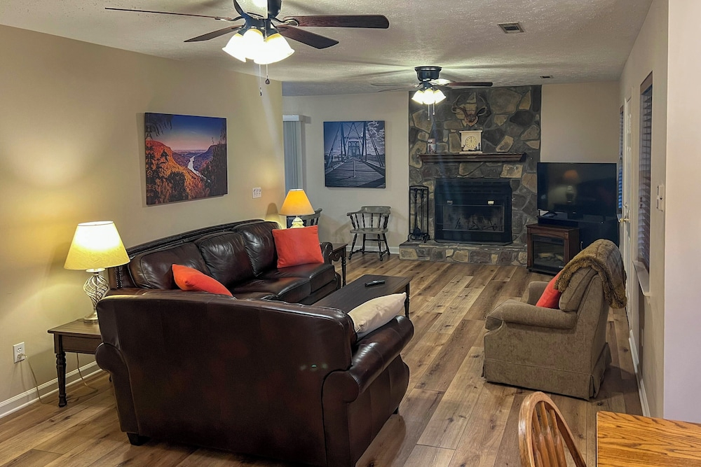 Creekfront Cabin Near Chattanooga w/ Hot Tub!