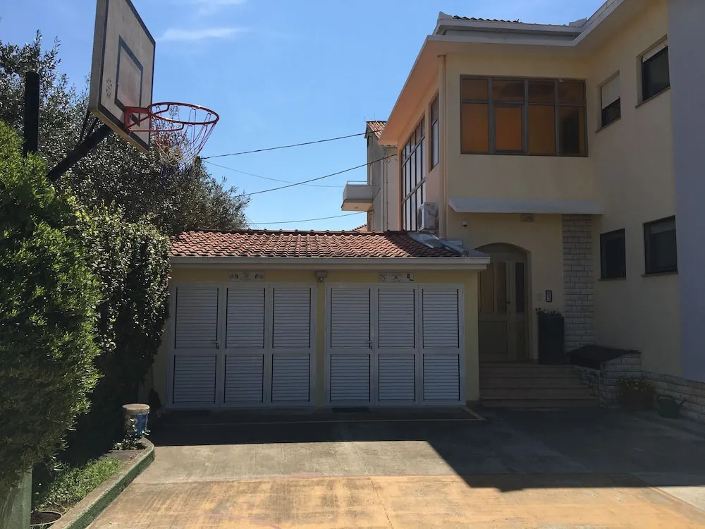Elza Apartments