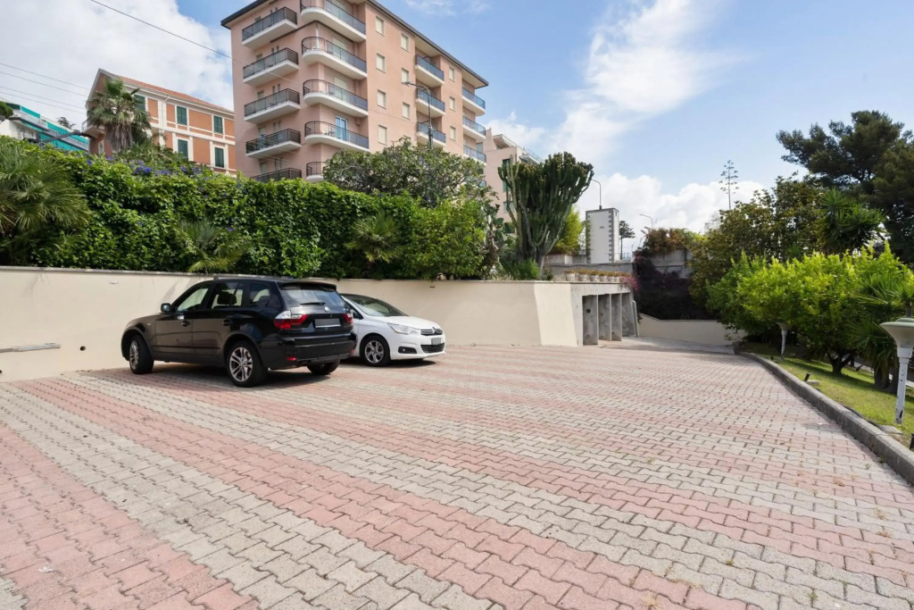 Sanremo Flat with Private Parking - Swimming Pool and NETFLIX