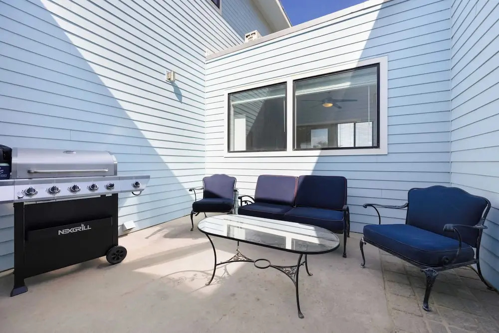 Oceanfront 2BR + Rooftop Deck, & Beach Access Strand Way B